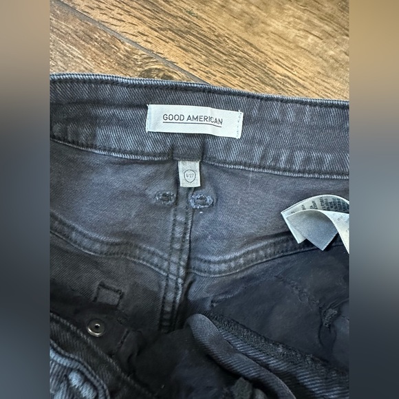Good American Jeans Cut Offs 4/27 Faded Black, Classic Black Shorts 3” inseam - Picture 5 of 11